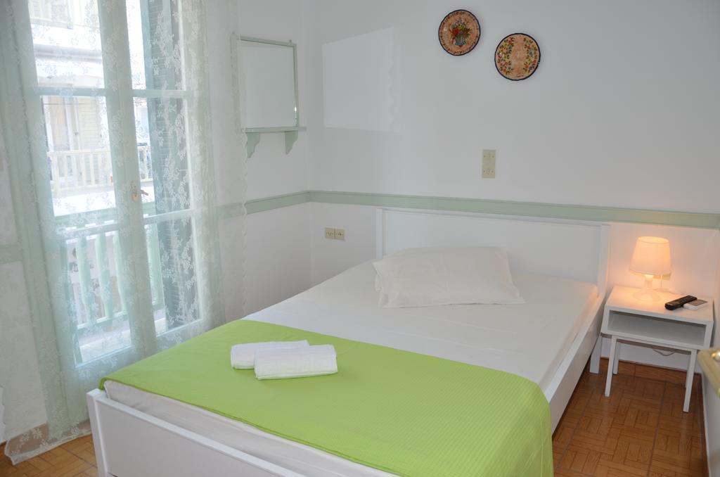 Aegli Rooms Tínos Oda fotoğraf
