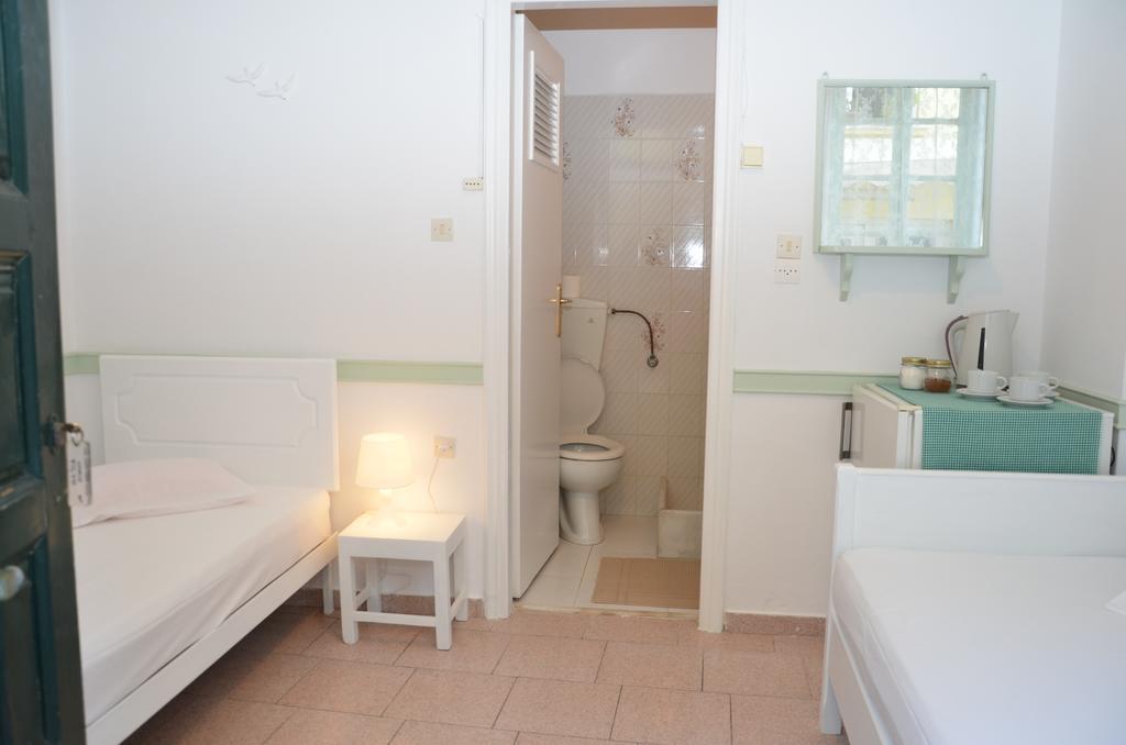 Aegli Rooms Tínos Oda fotoğraf