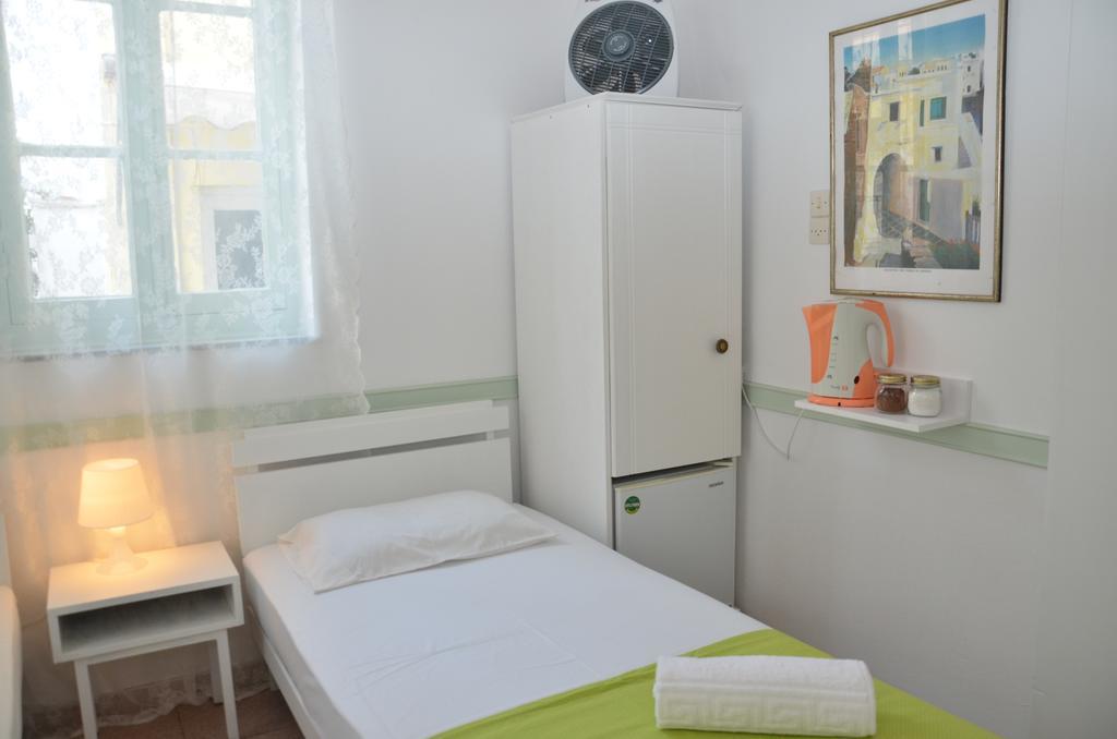 Aegli Rooms Tínos Oda fotoğraf
